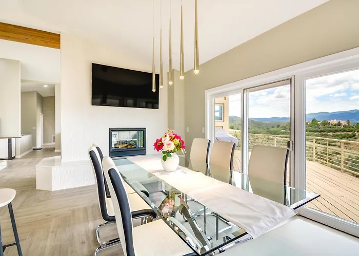 Gem: Hot Tub & Mtn Views, 7 Mi To Dtwn Holiday home