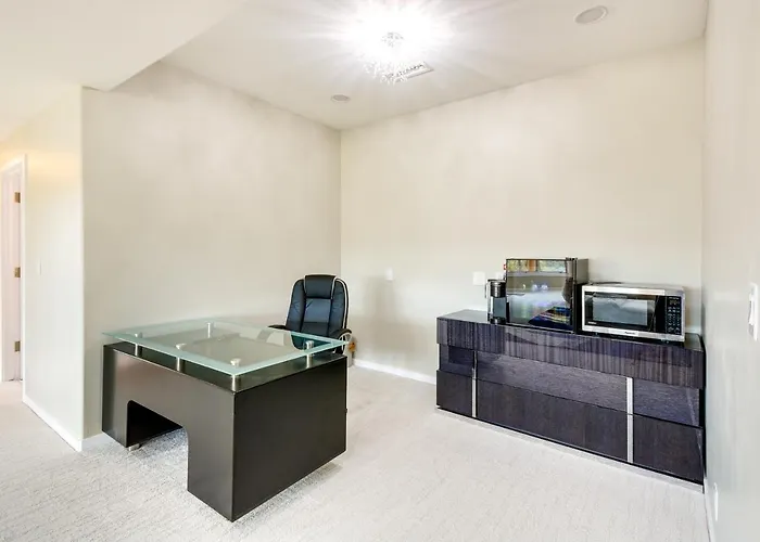 Gem: Hot Tub & Mtn Views, 7 Mi To Dtwn Holiday home *