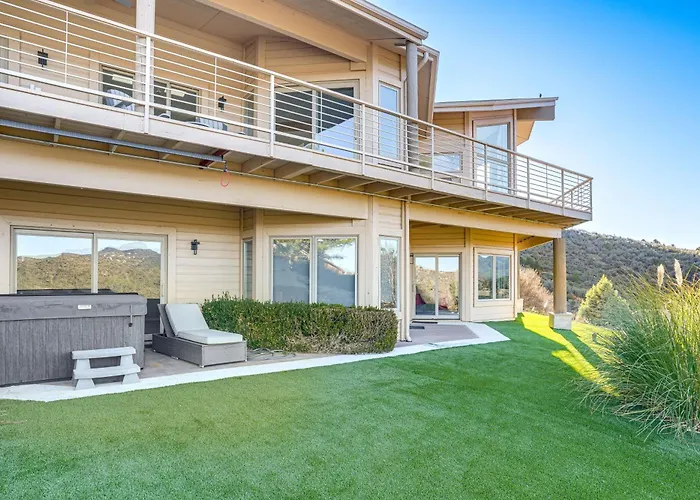 Gem: Hot Tub & Mtn Views, 7 Mi To Dtwn Holiday home *
